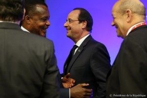 Il y a un an, le "chef de guerre" Hollande, le "Ministre de l'Afrique" Le Drian et le dictateur Sassou Nguesso riaient ensemble à Bruxelles !