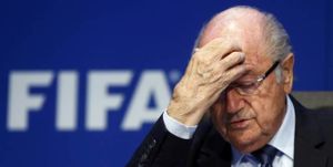 Quatre jours après sa réélection, Blatter démissionne de la présidence de la FIFA