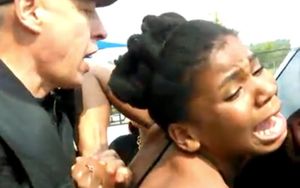 Un policier blanc saisit une jeune adolescente noire de 12 ans par le cou pour la plaquer violemment contre sa voiture (vidéo)