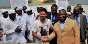 Messi a-t-il reçu 3,5 millions d'euros en échange de son soutien au régime de Bongo ? Ses proches démentent. Bongo affirme qu'il est venu gracieusement.