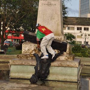 L'activiste-nationaliste camerounais André Blaise Essama déboulonne un autre monument colonial (Cameroon Voice)