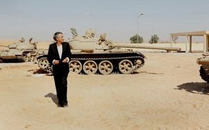 Avec Bernard-Henri Lévy, le « rossignol des charniers ». Et du « printemps » s’écoula un inutile flot de sang arabe...