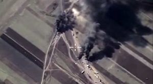 Les avions de chasse russes bombardent les camions citernes de l'Etat islamique en Syrie (vidéo)