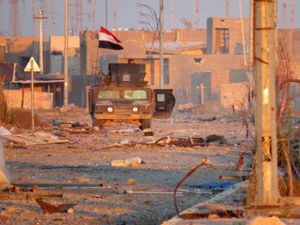 Après une offensive majeure qui avait permis aux militaires irakiens d'entrer dans Ramadi, faisant espérer une reconquête rapide de cette place forte perdue en mai, leur avancée a été ralentie par les engins explosifs, les snipers et les attaques suicide jihadistes. AFP PHOTO/STR/AFP/STR