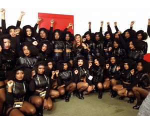 Beyoncé rend hommage aux Black Panthers au Super Bowl 50 (vidéo)