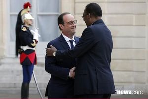 Le dictateur Idriss Déby reçu par le "chef de guerre" François Hollande