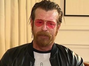 Le chanteur d'Eagles of Death Metal fait ses excuses pour ses propos sur le service de sécurité du Bataclan (vidéo)