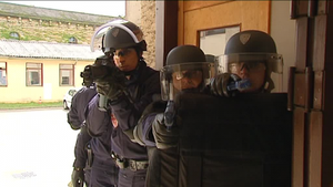 Manifestations, émeutes et attentats : les CRS formés à ouvrir le feu en cas de force majeure (Metronews)