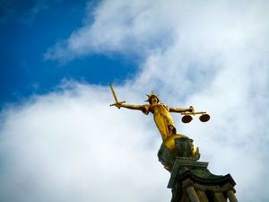 Etat de droit ? Lois antiterroristes, loi travail : comment le gouvernement affaiblit la possibilité d’une justice équitable pour tous (Bastamag)