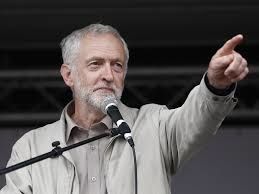 Jeremy Corbyn dénonce une tentative de putsch alors que des députés travaillistes appellent à sa démission (MEE)