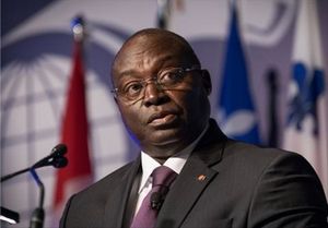 Franc CFA. Manuel Valls décore le gouverneur de la BCEAO à Matignon ! (LdC)