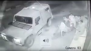 VIDÉO : des soldats lancent une grenade assourdissante contre des Palestiniens qui prennent un café (MEE)