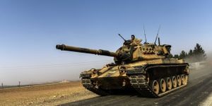 De nouveaux tanks entrent en Syrie pendant que les États-Unis appuient l’opération sur Jarablus (MEE)