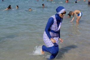 Le burkini comme le voile, projection fétichiste d'un passé colonial non digéré (Repubblica.it)