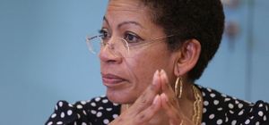 D'après le Canard enchaîné, George Pau-Langevin a démissionné du gouvernement socialiste en raison de divergences politiques avec François Hollande