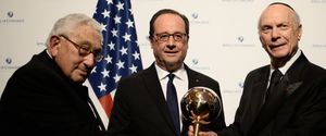 Le chef de guerre français reçoit à New York le prix "d'homme d'Etat de l'année" des mains de Kissinger mis en cause pour crimes contre l'humanité