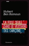 La fille seule dans le vestiaire des garçons