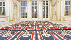 Silence : des escarpins, des tapis et des cons