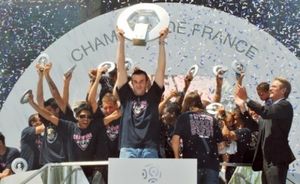 Le championnat de France de foot-ball commence ce soir: 38 journées pour éviter la grisaille du quotidien et oublier un moment sa conscience de citoyen.