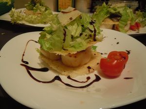 Salade tiède de St Jacques à la truffe et copeaux de parmesan