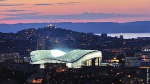 Le mythique Stade Vélodrome de Marseille et ses 67.000 places sous 70 000 m2 de toile polytétrafluoroéthylène (PTFE)