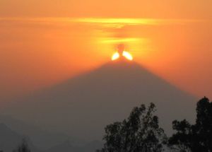 ECLIPSE :Le Popo me réserve une surprise : il coupe le Soleil en deux