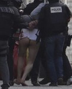 Opération policière de grande ampleur à Saint-Denis : L'AFP photographie les fesses d'un terroriste présumé et sans culotte