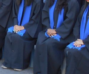 Les étudiants prennent la bonne pose devant le palacio de Cortés