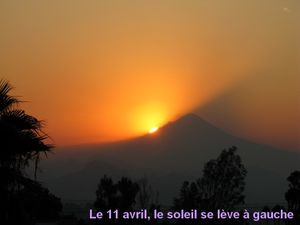 Le Soleil apparaît de l'autre côté du Popocatepetl