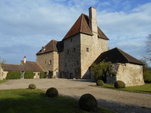 Lally ou Lailly : un vieux château à admirer près de Saint-Léger-du-Bois