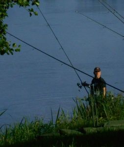 Les passionnés de pêche à la carpe à l'enduro d'Autun
