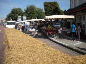 La Foire d'Autun sous le soleil protégée par des ballots de paille