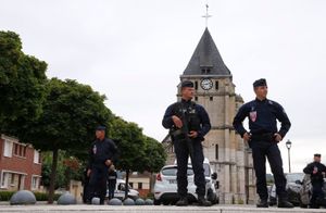 Des CRS devant l’église de Saint-Etienne-du-Rouvray
