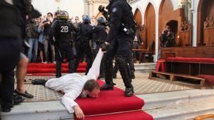 L'église Sainte-Rita, promise à la démolition, violemment évacuée par la police