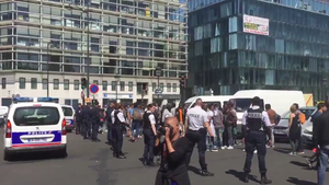 Manifestation de migrants après l'évacuation sous tension d'un campement à Paris (VIDEO)