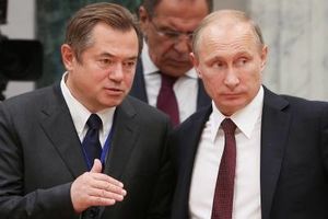 Glazyev, ici avec Poutine, veut rendre la Russie indépendante du contrôle financier des États-Unis