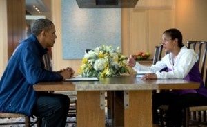 La conseillère à la sécurité nationale Susan E. Rice informe le président Barack Obama de l’évolution de la politique étrangère au cours de la pause estivale d’Obama aux Vignobles de Martha, Massachusetts, le 12 août 2013. (Photo officielle de la Maison-Blanche, par Pete Souza)