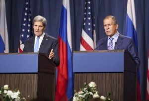 Le Secrétaire d’État américain John Kerry lors d’une conférence de presse commune sur la crise syrienne avec le ministre russe des Affaires étrangères Sergueï Lavrov. (Photo du Département d’État)