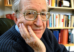 Noam Chomsky : Ce sont les États-Unis qui sont isolés, pas Cuba.