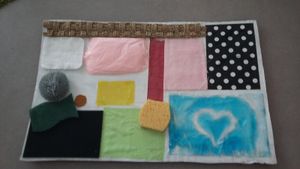 Activité d'éveil bébé : DIY tableau sensoriel.
