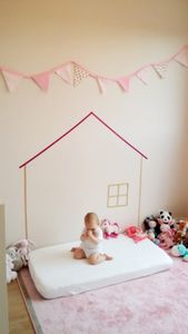 Alice sur son matelas Montessori