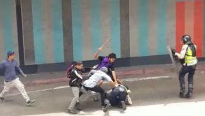 Venezuela : Des manifestants de l'opposition attaquent des policiers