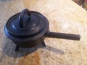 UNE PETITE COCOTTE EN FONTE