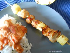 Ananas et poulet en brochette