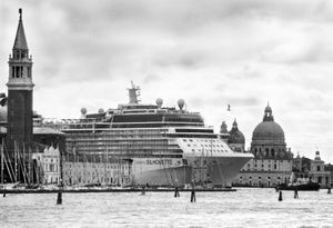 Sombre Venise sous les Grands Navires photographiés par Gianni Berengo Gardin. L'exposition interdite