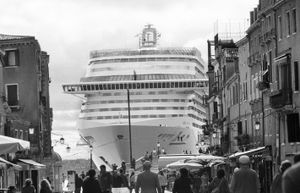 Sombre Venise sous les Grands Navires photographiés par Gianni Berengo Gardin. L'exposition interdite