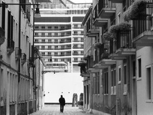 Sombre Venise sous les Grands Navires photographiés par Gianni Berengo Gardin. L'exposition interdite