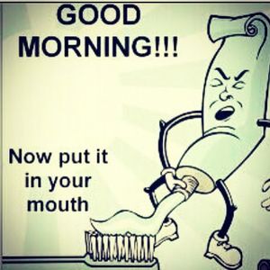 Tube de dentifrice prépare la brosse à dents à cause de la mauvaise haleine