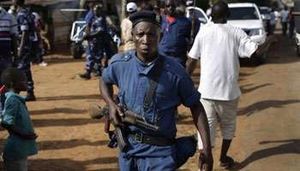 Un policier dans les rues de Bujumbura le 15 mai.
