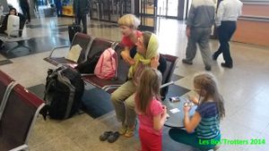 L'attente au terminal passager pour Mélanie et les enfants